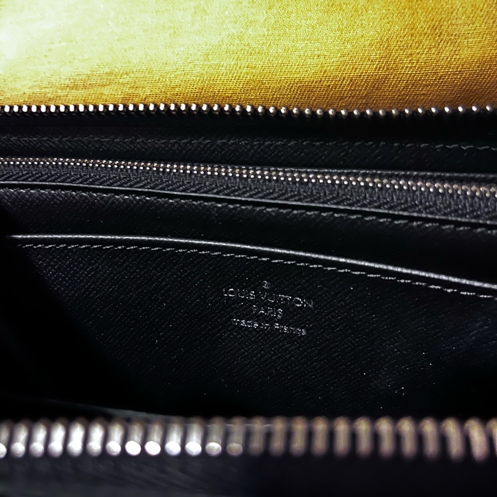 Women’s Louis Vuitton Purse - Picture 15 of 15